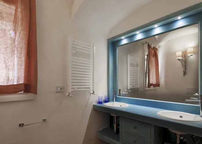 Padulella 8&2, Emma Βίλα